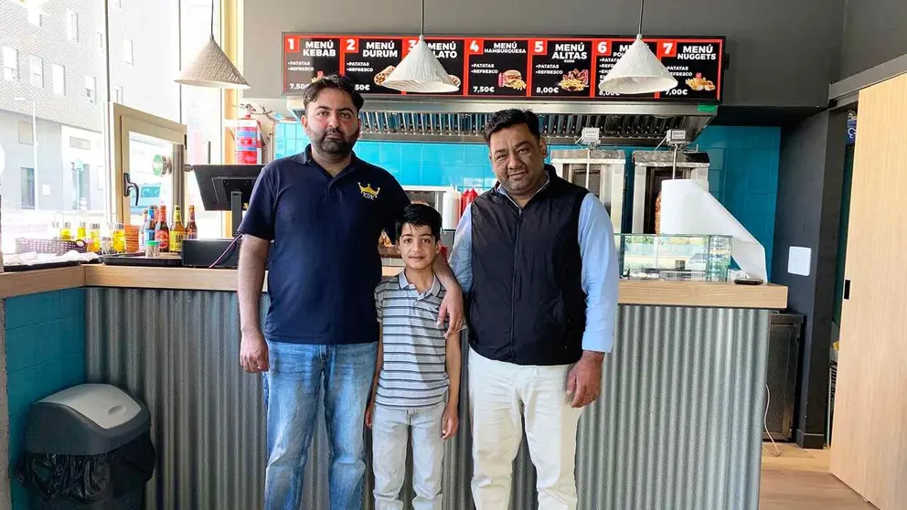 Los hermanos Hamid y Shamraz con el hijo de &eacute;ste en el Kebab abierto en Sarriguren. Navarra.com.