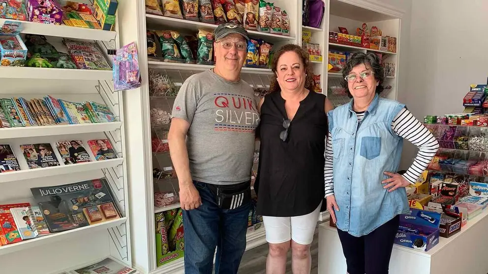 Maite Carretero, en el centro, con su hermana Nieves y su cu&ntilde;ado paco en el Kiosko de Maite en Ripagaina. Navarra.com