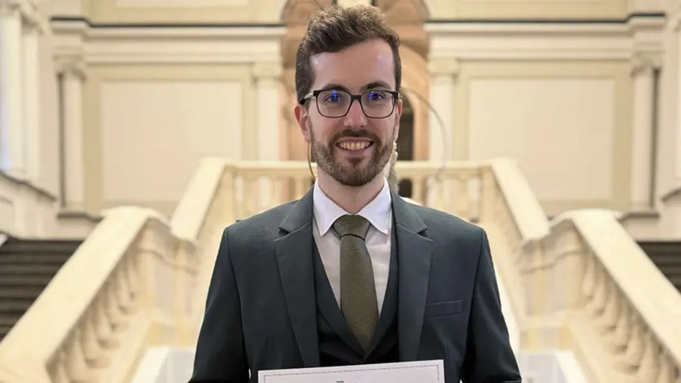 David Garciand&iacute;a recoge el galard&oacute;n en la Universidad de Deusto. UNIVERSIDAD P&Uacute;BLICA DE NAVARRA