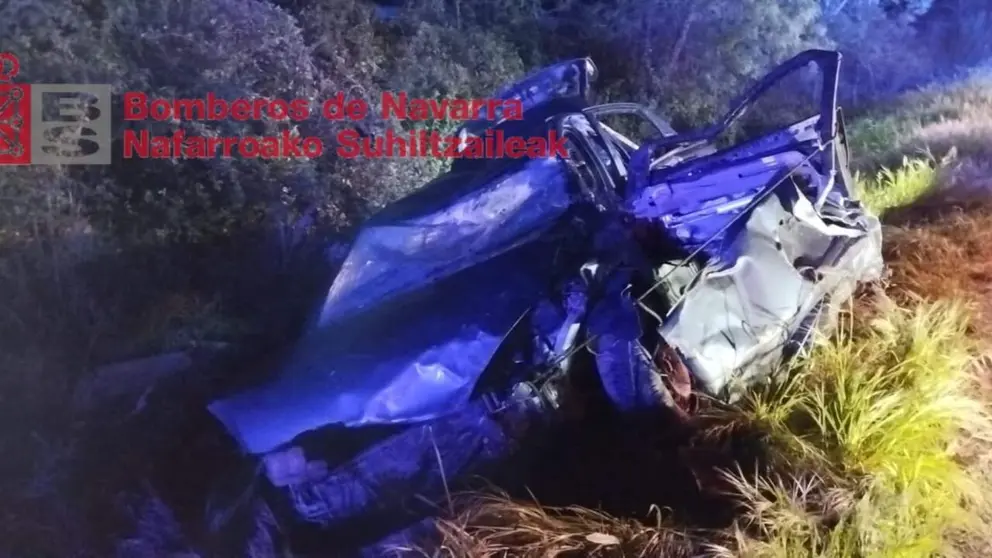 Imagen del coche accidenta en Villaveta. BOMBEROS DE NAVARRA