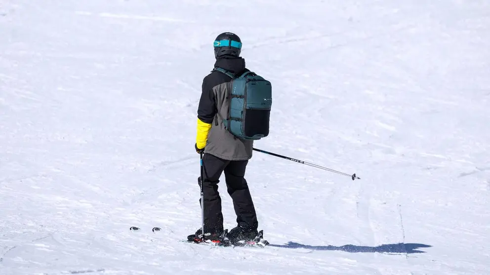 Imagen de archivo de un esquiador con la mochila Horizon de Picsil. PICSIL