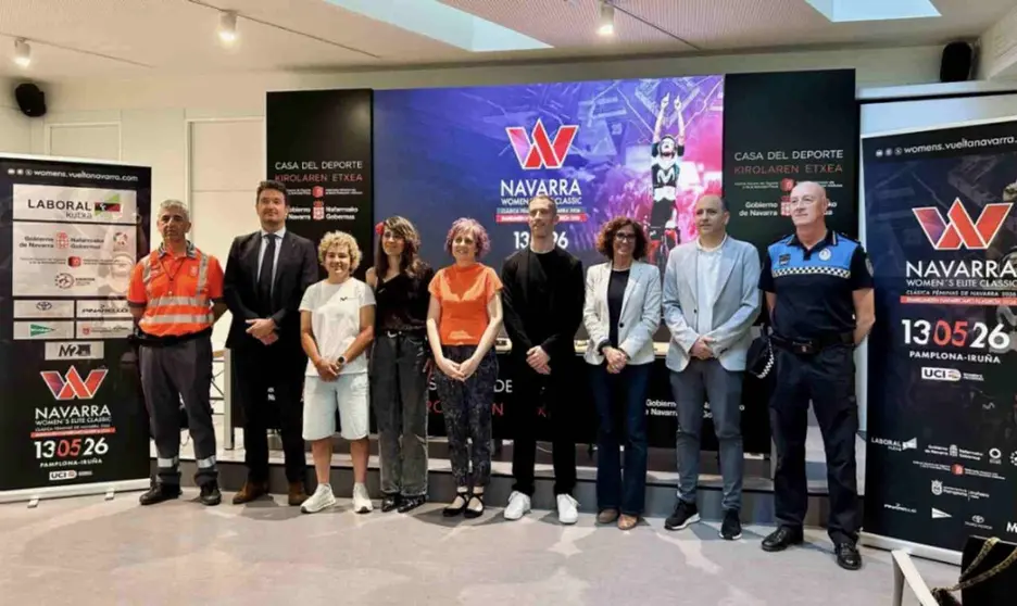 De izquierda a derecha, Representaci&oacute;n de polic&iacute;a Foral de Navarra, Miguel Bados, Paula Ostiz, Maider
Beloki, Rebeca Esnaola, Sergio Rodriguez, Maitane Bueno, I&ntilde;igo Echaniz y representaci&oacute;n de Polic&iacute;a
Municipal de Pamplona. CEDIDA
