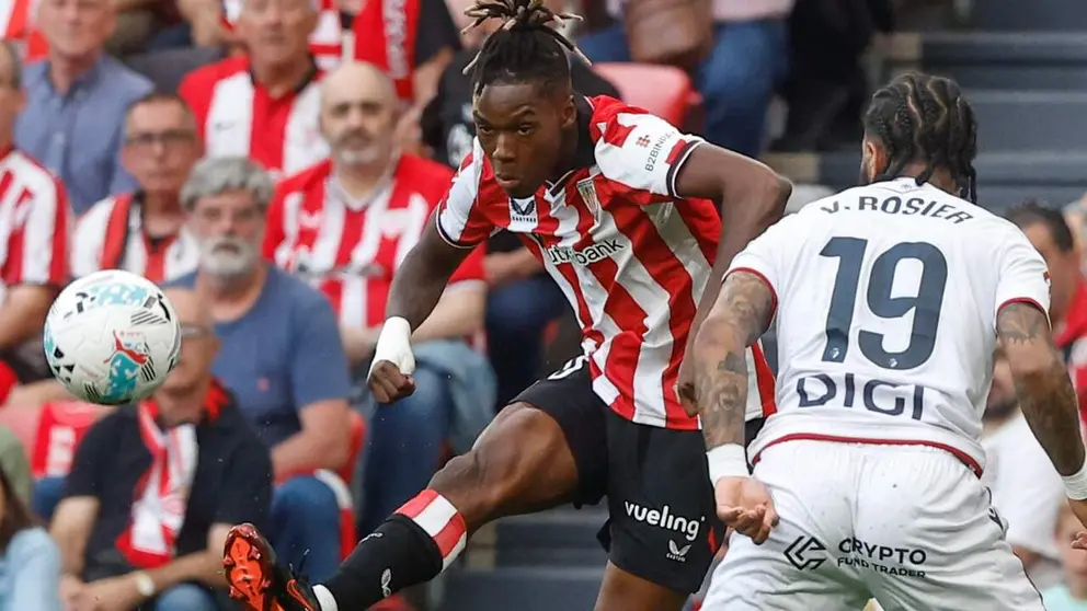 El delantero del Athletic Nico Williams y el defensa de Osasuna Valentin Rosier, durante el partido de la jornada 33 de laLiga EA Sports, que el Athletic Club y el CA Osasuna disputan este martes en el estadio de San Mam&eacute;s en Bilbao (Pa&iacute;s Vasco). EFE/ Miguel To&ntilde;a.