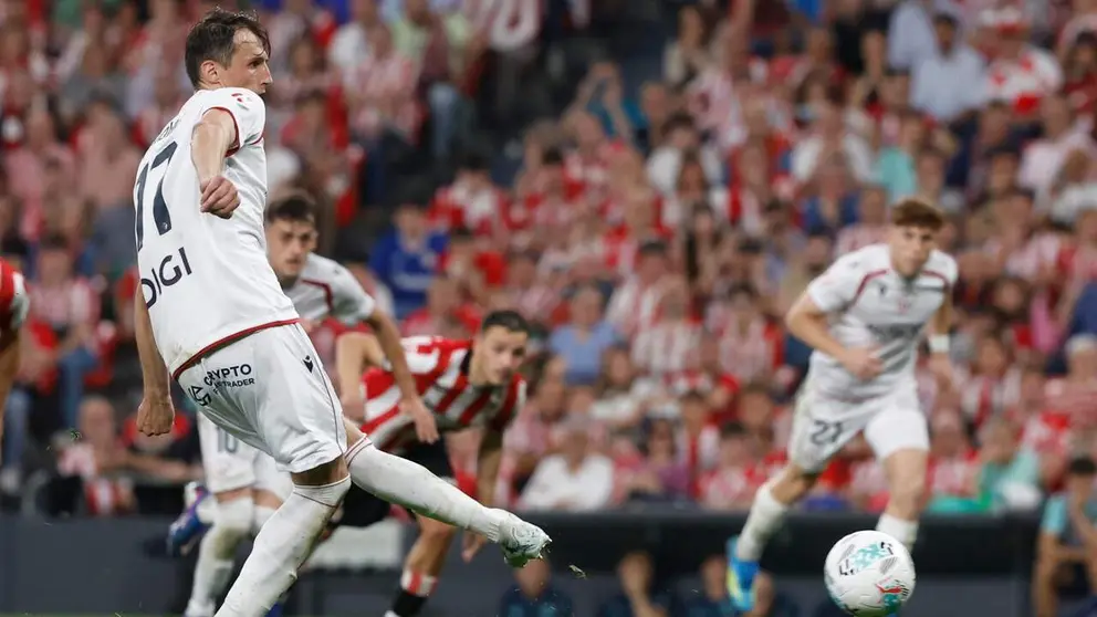 El delantero croata de Osasuna, Ante Budimir, en el lanzamiento del penalti a favor del equipo navarro durante el encuentro correspondiente a la jornada 32 de Laliga EA Sports que disputan este martes Athletic Club y Osasuna en el estadio de San Mam&eacute;s, en Bilbao. EFE / Miguel To&ntilde;a.