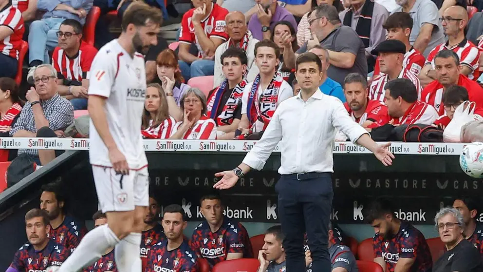 El entrenador del Osasuna, Alessio Lisci, durante el partido de la jornada 33 de LaLiga EA Sports, que el Athletic Club y el CA Osasuna disputan este martes en el estadio de San Mam&eacute;s en Bilbao. EFE/ Miguel To&ntilde;a.
