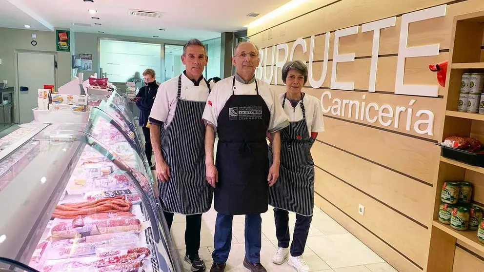 Jos&eacute; Ignacio Burguete, en el centro, con su hermana y un empleado. Navarra.com