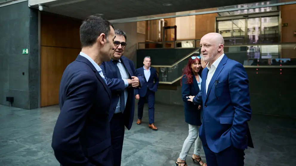 Javier Esparza, de UPN, con parlamentarios de su grupo durante el Pleno del Parlamento de Navarra. PABLO LASAOSA