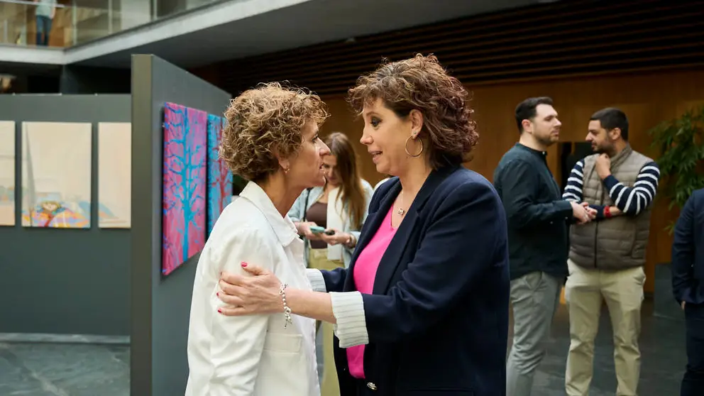 Ainhoa Unzu, del PSN, junto a Mar&iacute;a Chivite, presidenta del Gobierno de Navarra, durante el Pleno del Parlamento. PABLO LASAOSA