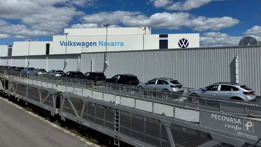 El tren portaveh&iacute;culos con destino a Set&uacute;bal (Portugal), durante
el proceso de carga de coches en Volkswagen Navarra. CEDIDA