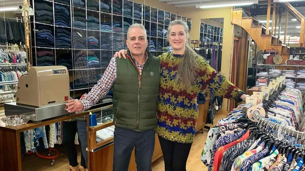 Javier y Uju&eacute; en la tienda Confecciones Valymar en Burlada. Navarra.com