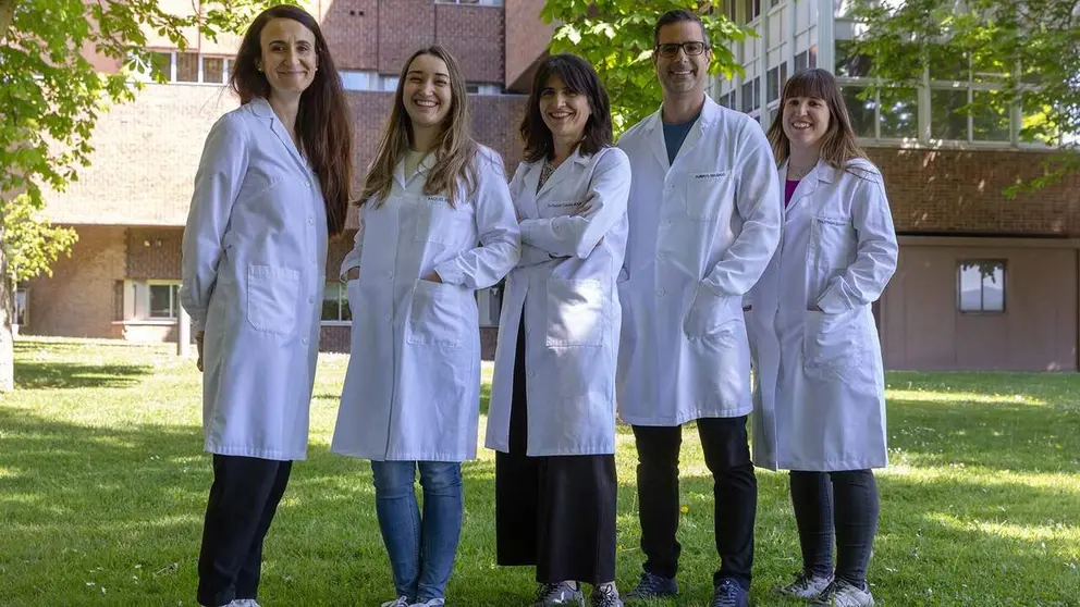 Pie de foto. De izquierda a derecha: Amaia Z&uacute;&ntilde;iga-Ripa, Raquel Pe&ntilde;a, Raquel Conde-&Aacute;lvarez, Alberto Delgado y Miriam Salvador-Besc&oacute;s, investigadores del proyecto / Manuel Castells