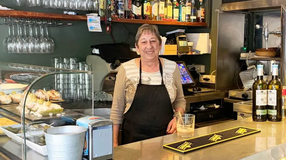 Mar&iacute;a Teresa P&eacute;rez en la barra del bar Verdurihall de Pamplona. Navarra.com.