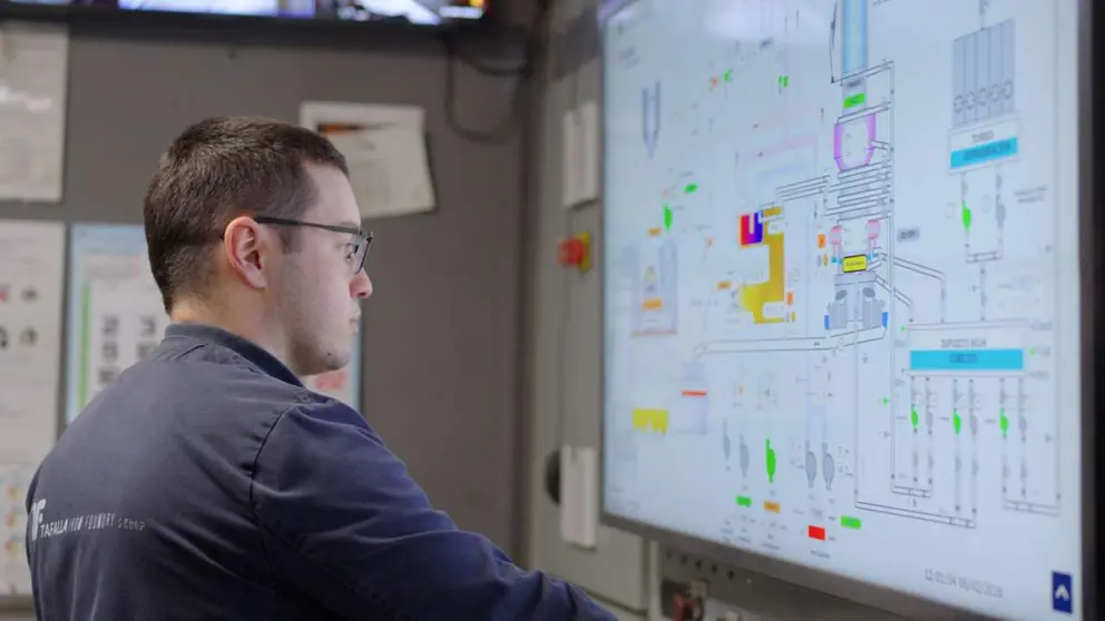 Operario revisando el cuadro de control del cubilote en Tafalla Iron Foundry. CEDIDA