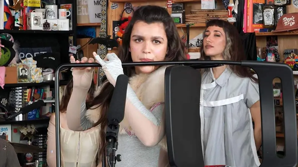 Amaia sorprende en Tiny Desk con una silla convertida en flauta.