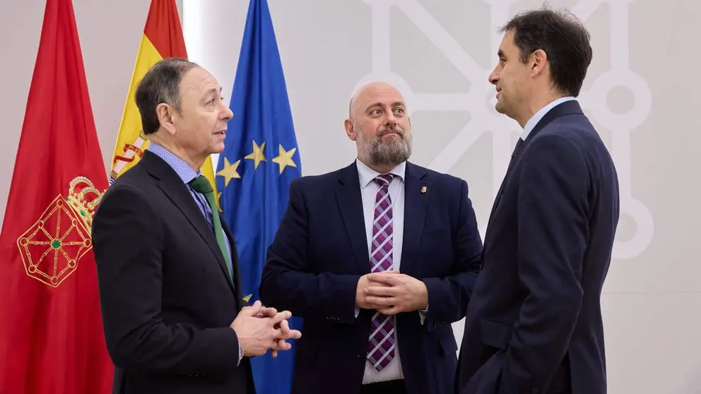 El consejero Arasti, junto a los representantes de Fundaci&oacute;n Caja Navarra y de Caja Rural de Navarra. GOBIERNO DE NAVARRA