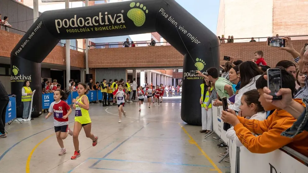 Participantes en el Cross Solidario J.J. Esparza. FERNANDO L&Oacute;PEZ URDIN