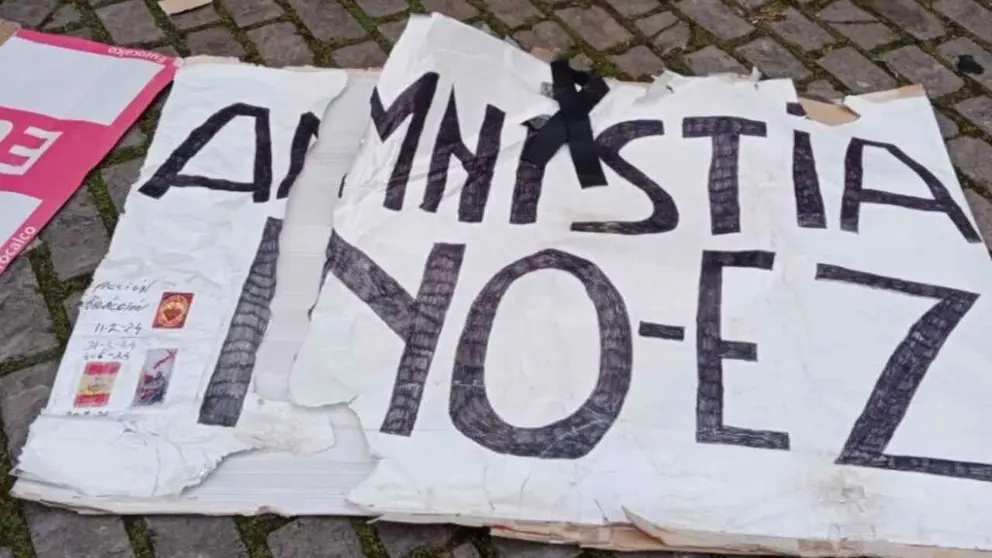 Cartel contra la amnist&iacute;a que le arrebataron los proetarras al concejal de Leiza, Silvestre Zubitur. UPN