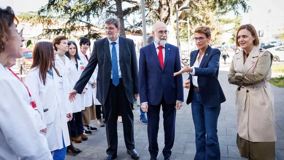 La presidenta de Navarra, Mar&iacute;a Chivite, acompa&ntilde;ada de la delegada del Gobierno, Alicia Echeverr&iacute;a, y del consejero de Salud, Fernando Dom&iacute;nguez en una visita al Hospital Universitario de Navarra. EFE/Villar L&oacute;pez