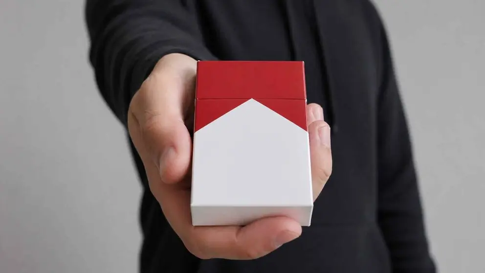 Imagen generada con Inteligencia Artificial de una persona sosteniendo una cajetilla de cigarros. CHAT GPT