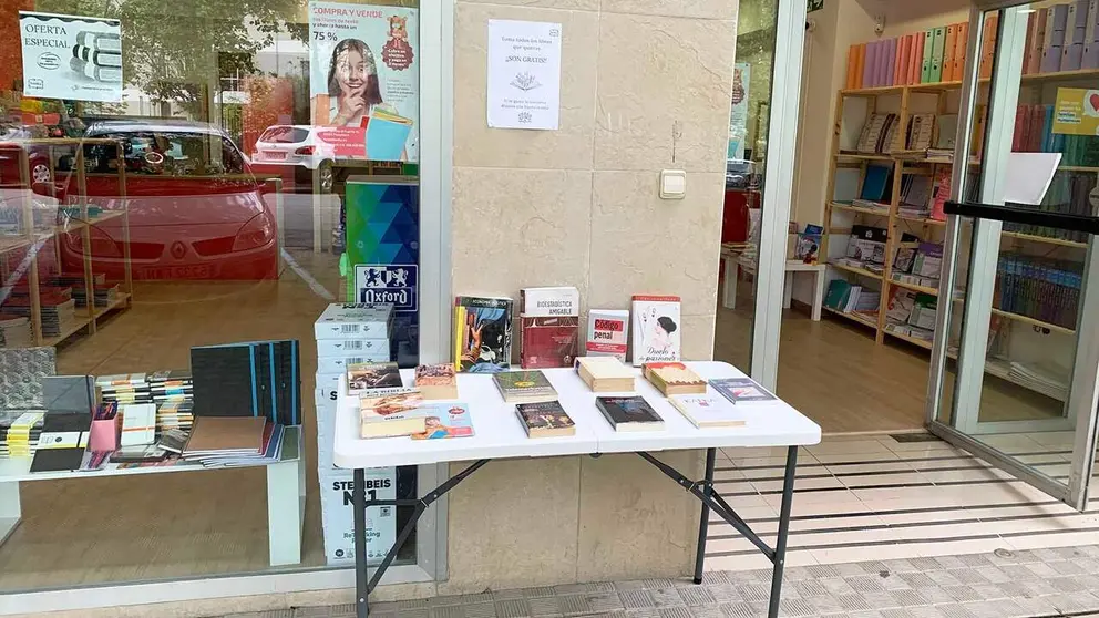 Libros de regalo en la puerta de la librer&iacute;a Booky en Pamplona. Navarra.com