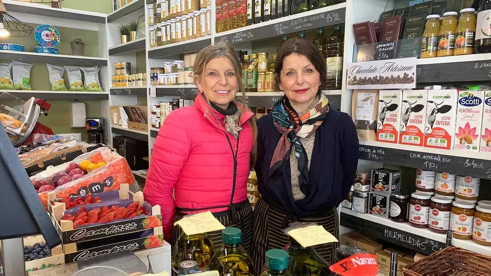Susana y Mar&iacute;a dirigen la fruter&iacute;a La Alacena Green en Pamplona. Navarra.com