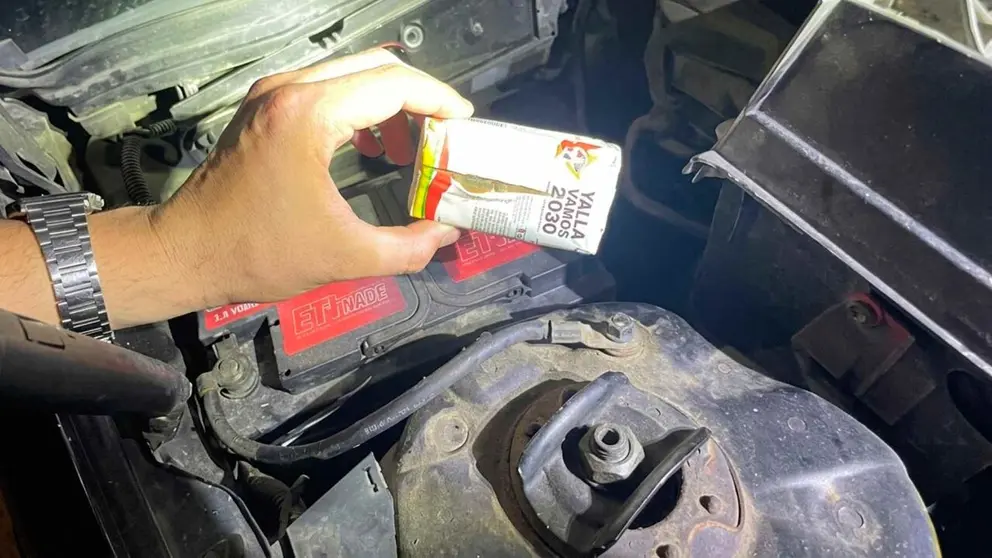 La Guardia Civil localiza un paquete con droga en el interior del veh&iacute;culo. GUARDIA CIVIL