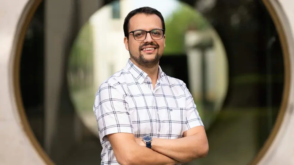 El investigador de la UPNA Valent&iacute;n Vassilev-Galindo, fotografiado en el campus de Arrosadia.