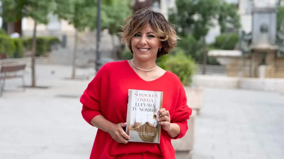 La periodista y presentadora Sonsoles &Oacute;nega posa con su libro durante una manifestaci&oacute;n silenciosa para reivindicar la &ldquo;rebeld&iacute;a de leer&rdquo;, en la plaza de Pedro Zerolo, a 9 de abril de 2026, en Madrid (Espa&ntilde;a). El acto ha sido organizado por La Casa del Libro para reivindicar la rebeld&iacute;a de leer en una manifestaci&oacute;n silenciosa. Con esta acci&oacute;n, La Casa del Libro no solo celebra el D&iacute;a del Libro y Sant Jordi, sino que invita a repensar el valor de la lectura como herramienta de pensamiento cr&iacute;tico, refugio personal y motor de cambio.
Isa Saiz / Europa Press