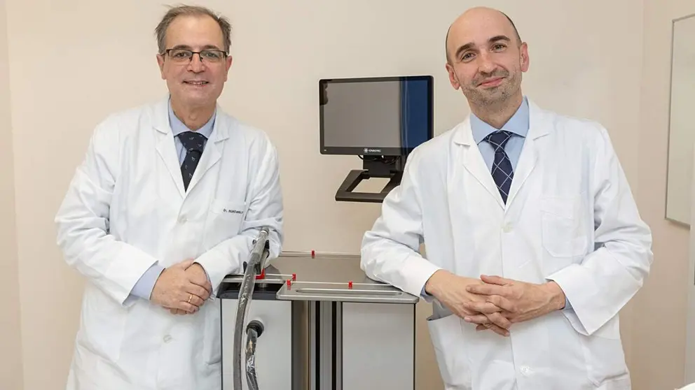 El doctor Bernardo Hontanilla, a la izquierda, junto al Dr. Ignacio Leal en el Departamento de Cirug&iacute;a Pl&aacute;stica, Est&eacute;tica y Reparadora de la Cl&iacute;nica Universidad de Navarra.