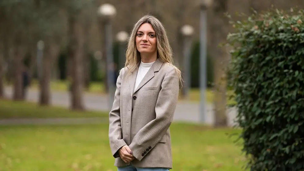 Idoia Jim&eacute;nez Miguel, nueva doctora por la UPNA, fotografiada en el campus de Arrosadia. UNIVERSIDAD P&Uacute;BLICA DE NAVARRA