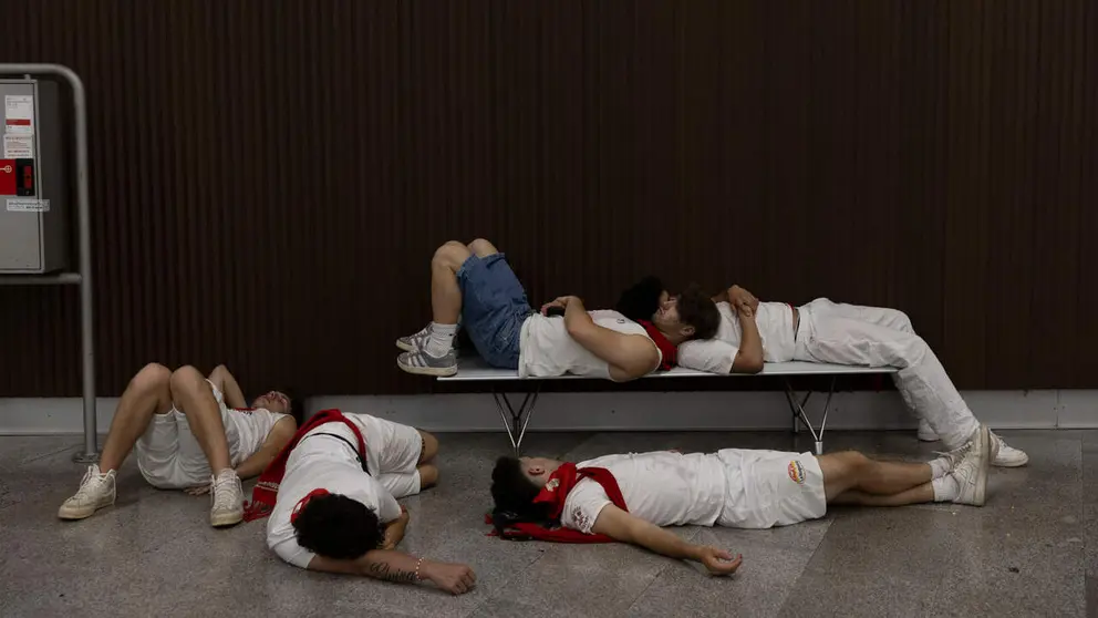 Varias personas duermen en San Fermín. MAITE H.MATEO