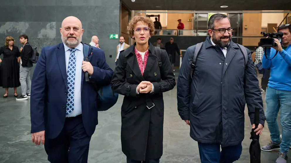 Jos&eacute; Luis Arasti, consejero de Econom&iacute;a y Hacienda, junto a Mar&iacute;a Chivite, presidenta del Gobierno de Navarra, y Javier Rem&iacute;rez, vicepresidente del Gobierno de Navarra, durante el Pleno del Parlamento. PABLO LASAOSA