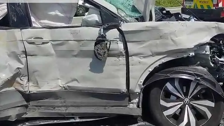 Detalle del coche accidentado en Sarasa. BOMBEROS DE NAVARRA