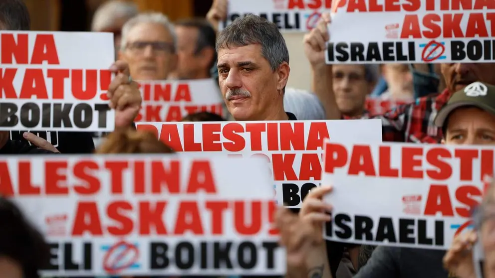 M&aacute;s de un centenar de personas se han concentrado este jueves en Pamplona para exigir la liberaci&oacute;n de los activistas que iban en la Global Sumud Flotilla a Gaza y han sido detenidos por Israel. EFE/ Villar L&oacute;pez