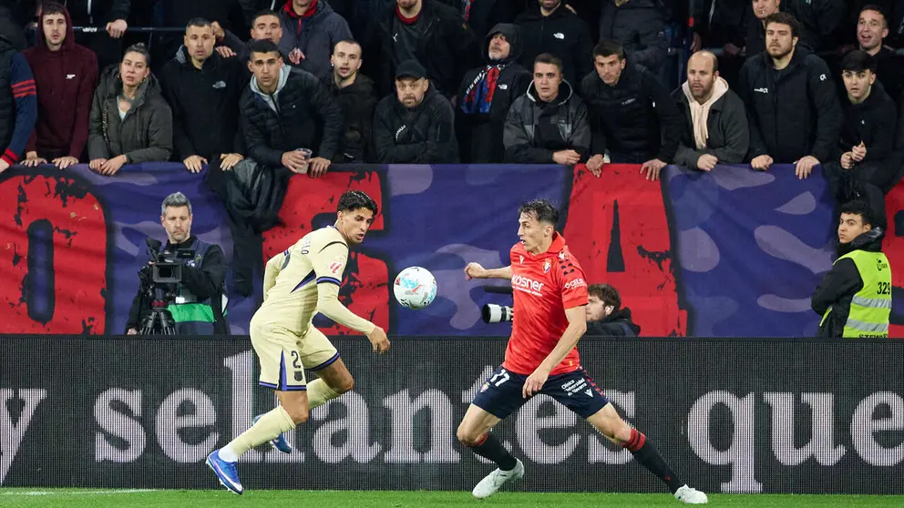 Jo&atilde;o Cancelo (2. FC Barcelona) y Ante Budimir (17. CA Osasuna) durante el partido de La Liga EA Sports entre CA Osasuna y FC Barcelona disputado en el estadio de El Sadar en Pamplona. I&Ntilde;IGO ALZUGARAY