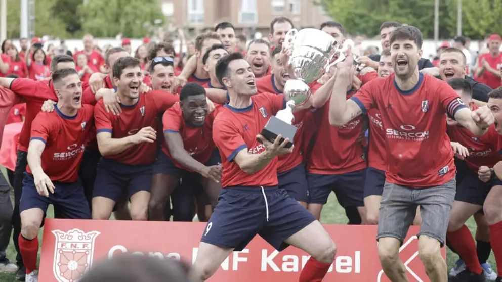 Los jugadores del Beti Casedano levantan la Copa Navarra. Foto FNF.
