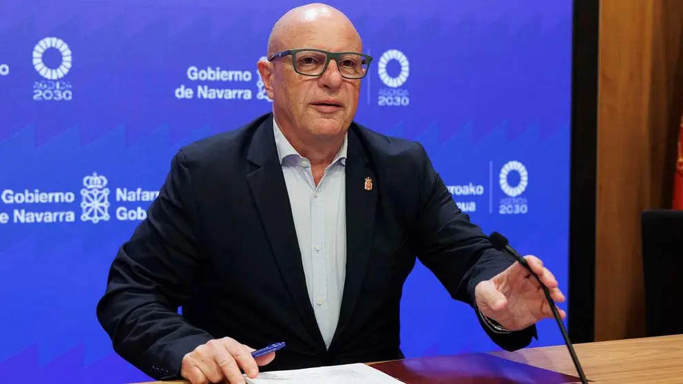 El consejero de Educaci&oacute;n del Gobierno de Navarra, Carlos Gimeno, durante la rueda de prensa que ha ofrecido este viernes en Pamplona para presentar a IV Jornada Skolagun, que organiza este s&aacute;bado el departamento de Educaci&oacute;n, y cuyo eje ser&aacute; la creciente presi&oacute;n est&eacute;tica que de forma imperceptible a veces marca el comportamiento, especialmente en la adolescencia, un asunto que preocupa y que se magnifica con el acceso a las redes sociales. EFE/Villar L&oacute;pez