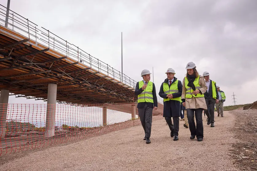 El consejero de Cohesi&oacute;n Territorial, &Oacute;scar Chivite, acompa&ntilde;ado del secretario de Estado de Transportes y Movilidad Sostenible, Jos&eacute; Antonio Santano y la directora general de Obras P&uacute;blicas e Infraestructuras, Mar&iacute;a Torres, han visitado hoy la marcha de las obras. GOBIERNO DE NAVARRA