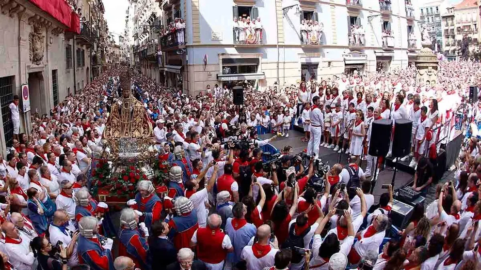 La Coral Santiago interpreta su jota a San Ferm&iacute;n durante una procesi&oacute;n reciente. EFE/ Rodrigo Jim&eacute;nez