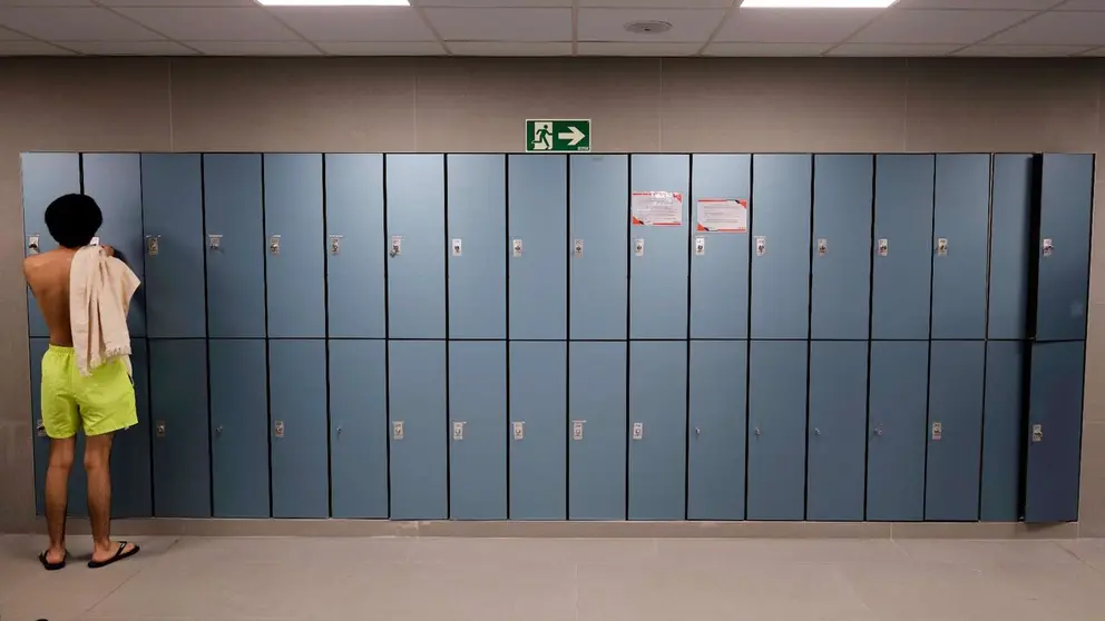 Un usuario en el nuevo vestuario de las piscinas de Aranzadi. AYUNTAMIENTO DE PAMPLONA