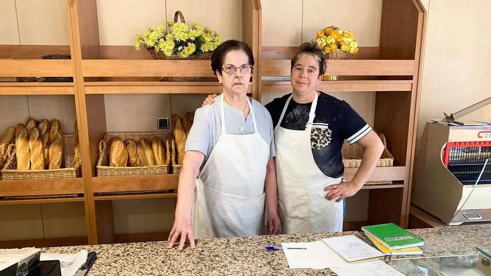 Blanca Ochoa con su hija Blanca Zuasti en la panader&iacute;a Ochoa de Lumbier. Navarra.com
