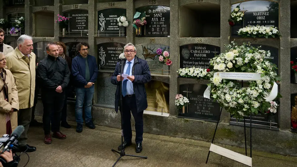 El Ayuntamiento recuerda al concejal de UPN Tom&aacute;s Caballero, asesinado en 1998 por la banda terrorista ETA cuando acud&iacute;a a su trabajo en el Consistorio. PABLO LASAOSA