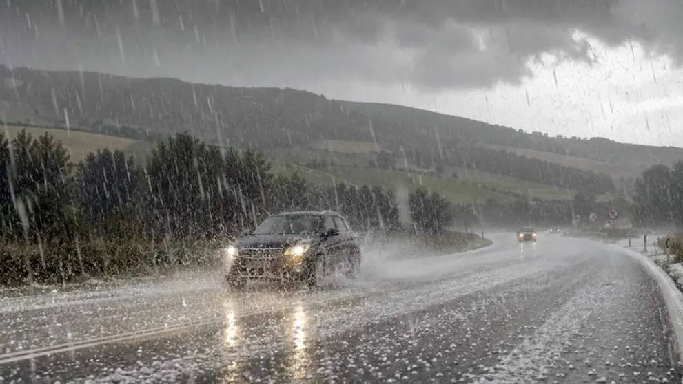 Fuerte granizada en una carretera.