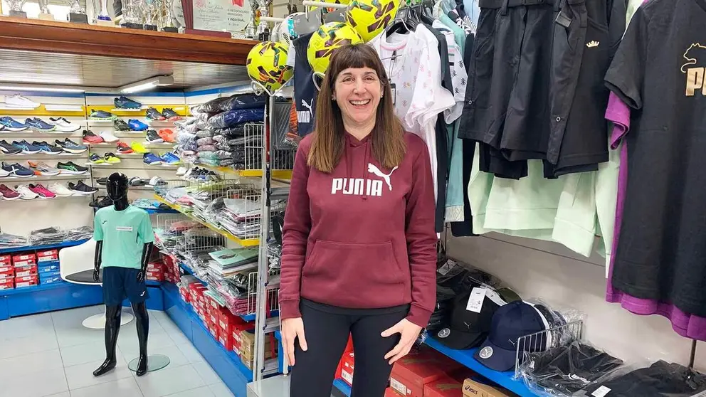 Achen Go&ntilde;i Os&eacute;s en la tienda la boutique del deporte en Tafalla. Navarra.com