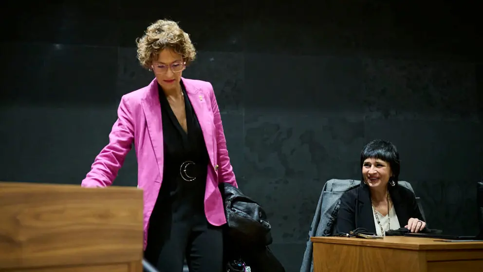 Mar&iacute;a Chivite, presidenta del Gobierno de Navarra, junto a Laura Aznal, de EH Bildu, durante el Pleno del Parlamento de Navarra. PABLO LASAOSA