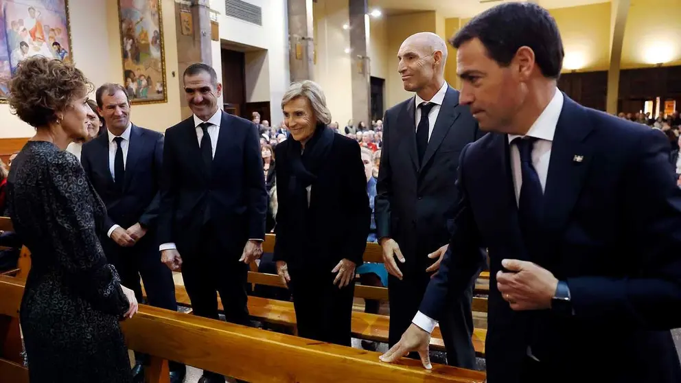 El lehendakari, Imanol Pradales, y la Presidenta de la Comunidad Foral de Navarra Mar&iacute;a Chivite arropan a Sagrario Mina, viuda de Carlos Garaikoetxea durante el funeral por Carlos Garaikoetxea esta tarde en la Parroquia de San Francisco en Pamplona.EFE/ Jes&uacute;s Diges