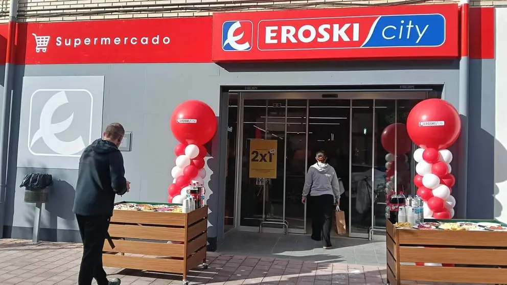 Fachada del nuevo supermercado abierto en Villafranca. Foto Eroski.