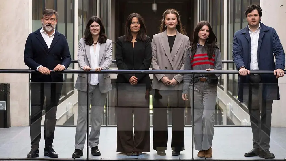 Las alumnas participantes en la competici&oacute;n, junto al profesorado. De izda. a dcha., Rafael Lara (profesor), Marina Suescun (estudiante premiada), Nerea Frommknecht, Cecilia Monreal, Leire Ib&aacute;&ntilde;ez y Eduardo Herrero (profesor).
