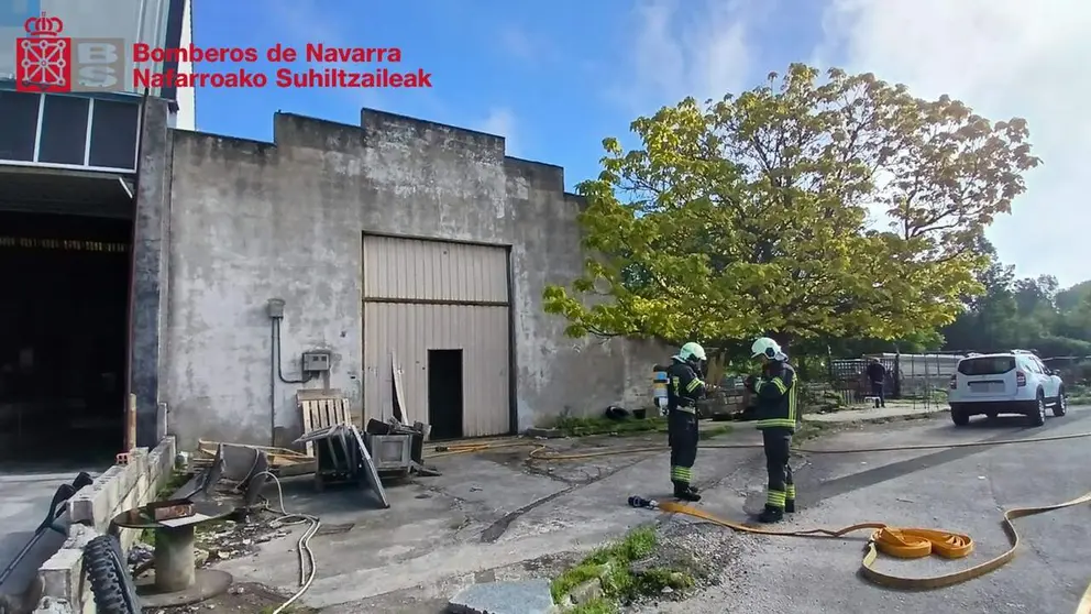 Imagen de bomberos tras el incendio en el pol&iacute;gono de Alsasua. BOMBEROS DE NAVARRA