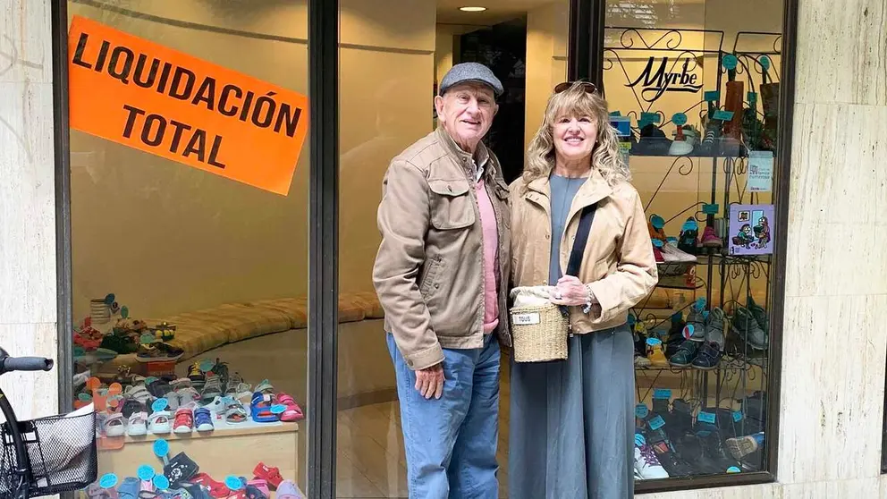 Jos&eacute; Javier Larra&ntilde;eta y su hija Mirian en la tienda Calzados Myrbe de Pamplona. Navarra.com